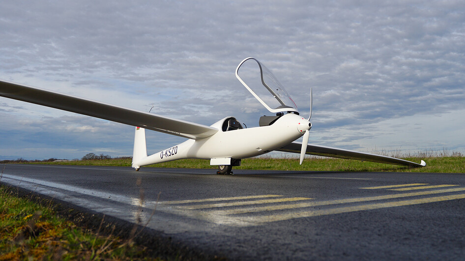 SZD Allstar-eMotion am Rollfeld mit geöffnetem Cockpit, Blick seitlich.